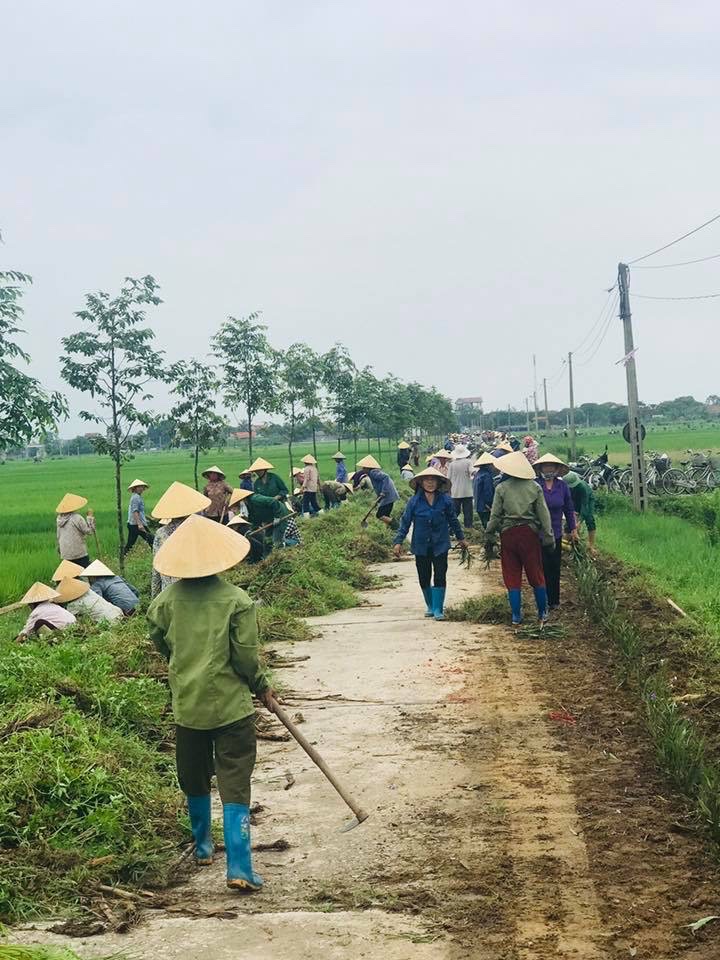 Cán bộ và nhân dân xã Phú Lộc ra quân tổng dọn vệ sinh môi trường trong khu dân cư và ngoài động ruộng, tạo cảnh quan môi trường sáng - xanh - sạch - đẹp; đảm bảo vệ sinh ATTP