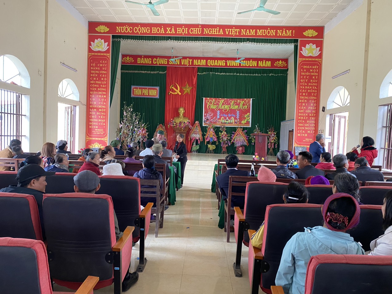 Thiêng liêng Lễ chào cờ đầu năm mới của người dân Phú Ninh, xã Phú Lộc