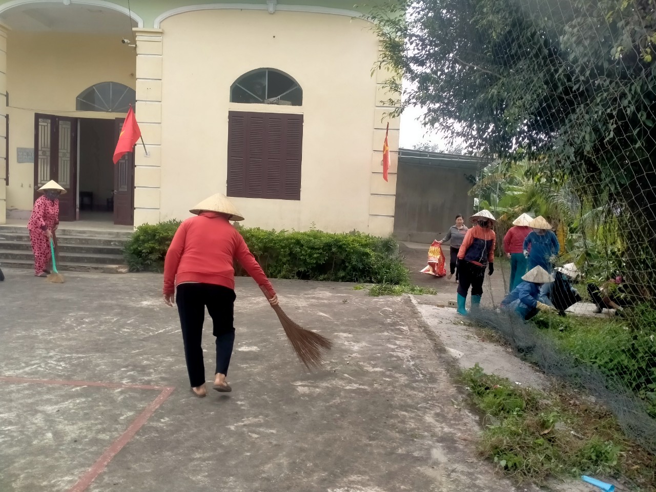 Cán bộ và Nhân dân Phú Lộc ra quân tổng dọn vệ sinh môi trường