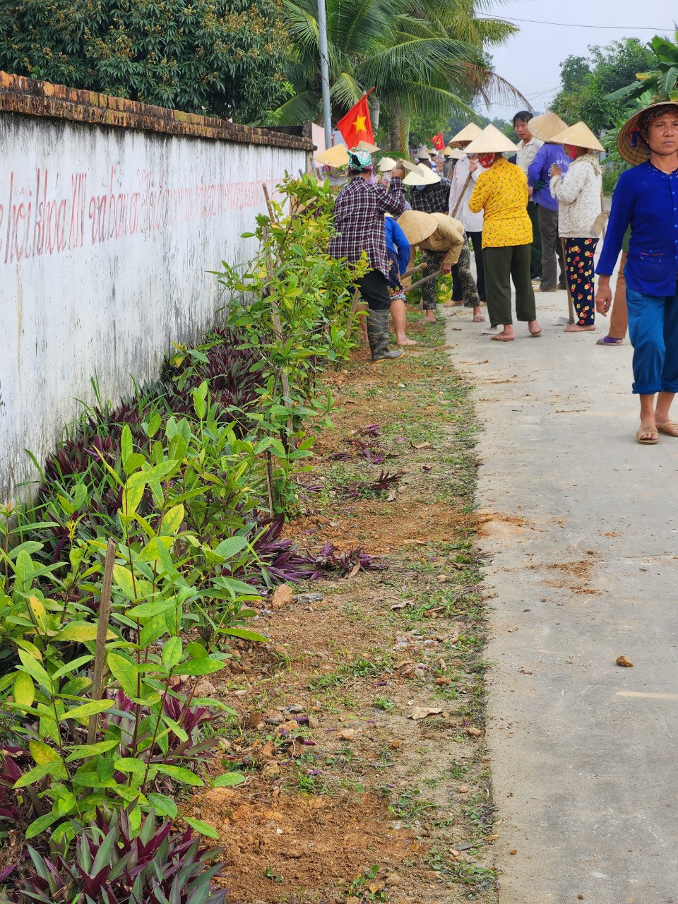 Cán bộ và Nhân dân thôn Phú Ninh xây dựng tuyến Đường hoa nông thôn mới kiểu mẫu