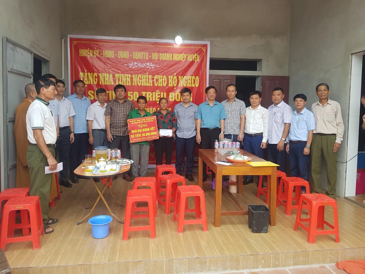 Trao tiền hỗ trợ làm nhà cho hộ nghèo tại Thôn Thuần Nhất, xã Phú Lộc